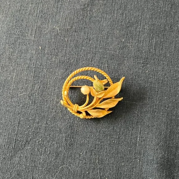 Vintage Circular ‘Floral’ Gold Tone/Faux Pearl/Green Polished ‘Stone’ Pin - Picture 1 of 4